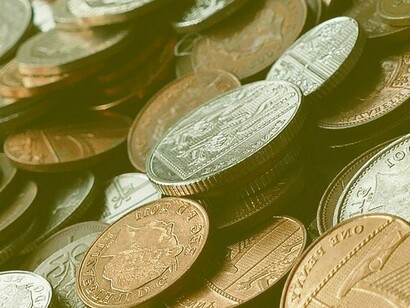 Delle monete di rame e d'argento