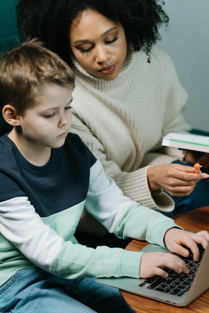 Mary, a empregada negra que inspirou uma geração. Descubra como sua presença e sua paixão pelo samba deixaram marcas profundas na cultura e na identidade de um jovem carioca

