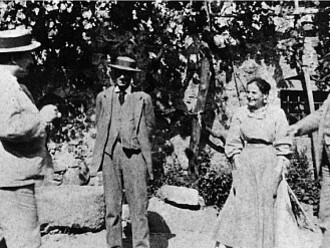 Giovanni Pascoli con Mariù e amici