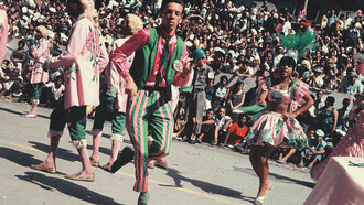 O artista Hélio Oiticica em desfile com a escola de Samba Estação Primeira de Mangueria em 1965 no Rio de Janeiro