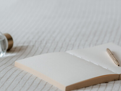 Garrafa de água, caneta e um diário em branco sob a cama substituem celular e computador