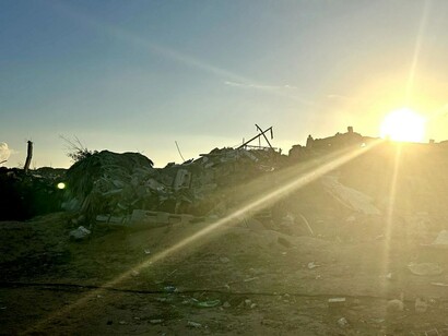 "Pero no hay Dios ni hay Ley que a contradanza
no se pueda bailar. Tu muerte es tuya.
Tu no saber es toda tu esperanza."
Edificios bombardeados en Gaza durante la guerra de Gaza de 2023-2025, Palestina