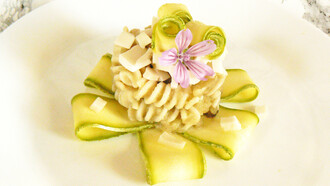 Fusilli freddi con crema di melanzane guarniti con fettine crude di zucchine, cubetti di mozzarisella e basilico fresco  