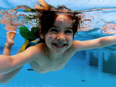 Aprender a nadar desde temprana edad