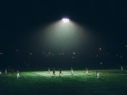 Foco ilumina una fría noche de fútbol. «Si juzgas a un pez por su habilidad para trepar árboles, pensará toda la vida que es un inútil» (Albert Einstein) 