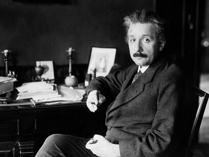 Albert Einstein nel suo studio