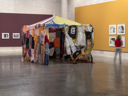 Varios artistas, ¿No hay nada como el hogar? Vista de exhibición. Cortesía de MUSAC