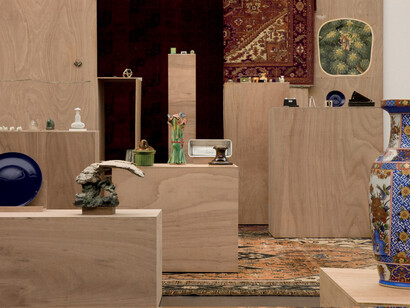 Isabelle Cornaro, Paysage avec poussin et témoins oculaires (version I), 2008 (detail), plywood and various objects, ca. 450 x 900 cm; maximum
height: 305 cm. Collection Frac Aquitaine