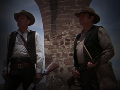 Sparatoria finale del film. La sequenza della sparatoria finale costituisce uno dei virtuosismi più straordinari della storia del cinema, con tutto l’arsenale di Lombardo e Peckinpah che viene scaricato sul pubblico al pari delle centinaia di colpi sparati