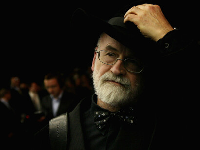 Terry Pratchett saluda con su sombrero