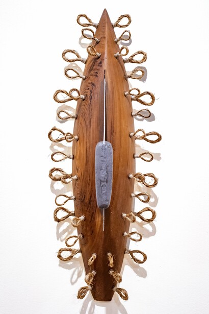 LR Vandy,
Linked, 2023.
Wood, rope, aluminium, brass,
63 x 25 x 20 cm.
© LR Vandy.
Courtesy the Artist and October Gallery, London