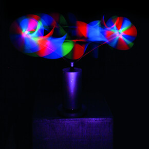 Piero Fogliati, Svolazzatore cromocangiante, 1991, ph. Bruno Bani