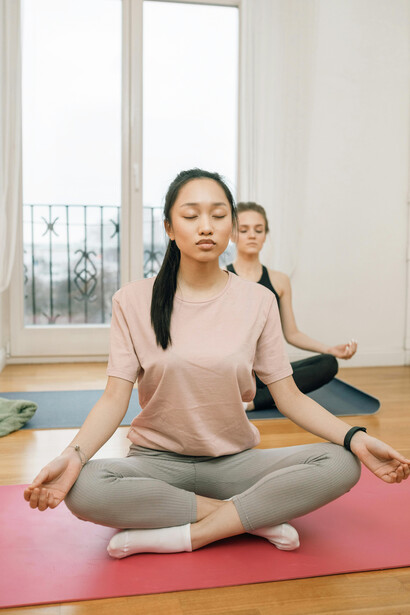 Joven practicando meditación