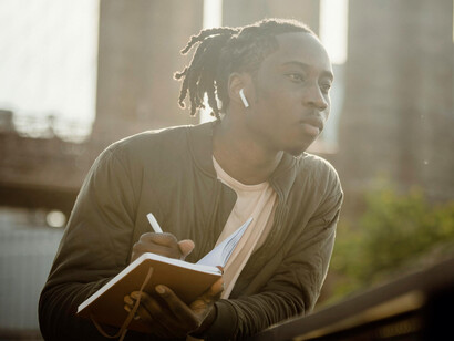 Escritor. A escrita devolveu a emoção à precisão biológica dos seres enquanto pensantes e comunicantes para a luz ofuscante fora da caverna platónica 