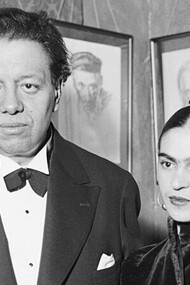 Após um acidente devastador, Frida Kahlo encontrou na pintura uma nova forma de viver e amar ao lado do muralista Diego Rivera, com quem compartilharia uma vida marcada pela arte, paixão e desafios