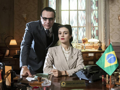 Rodrigo Lombardi no papel do escritor João Guimarães Rosa e Sophie Charlotte no papel de Aracy Carvalho, esposa do autor, na mini série Passaporte para a Liberdade (2021)