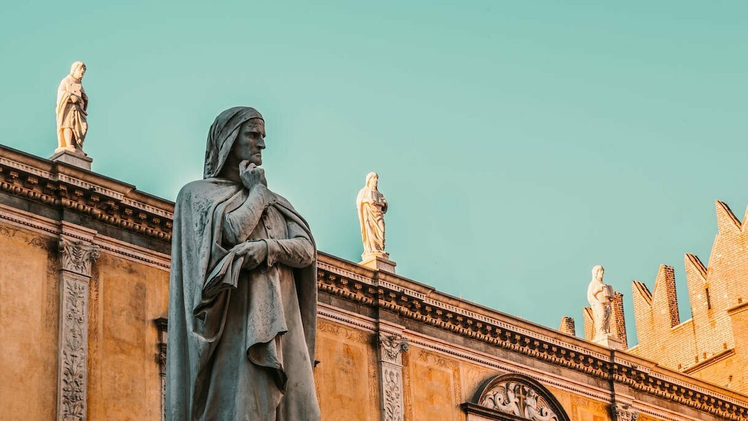 Statua di Dante Alighieri, Piazza dei Signori, Verona, Italia. A più di 700 anni dalla sua morte, Dante Alighieri continua ad ispirare innumerevoli artisti in tutto il mondo. Daniele Trucco ha deciso di realizzare un'armonizzazione della celebre canzone "Amor che ne la mente mi ragiona", la seconda del Convivio