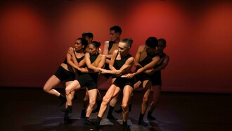Grupo de dança contemporânea em cena. Desde as sacerdotisas do período neolítico, a dança é parte de cerimoniais sagrados, colapsados aos deuses com caráter artístico, além do simbólico e cultural. Durante a Idade Média, contudo, momento opressor e discriminatório da humanidade, a dança é proibida pela Igreja, por entende-la como exaltação ao corpo, e por isso, era considerava profana e indigna. Já no Renascimento, a arte se desliga da Igreja, e aos poucos vai se desenvolvendo uma sociedade que aporta muito valor às artes. E surge a dança de corte, com movimentos definidos e coreografados no espaço, e também profissionais e mestres que estudavam as expressões do corpo e seu nível técnico na execução