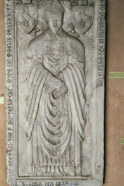Lastra tombale di Lorenzo Egidio dei Corvini, vescovo di Spoleto, morto il 1 settembre 1403 (foto Roberto Luciani)