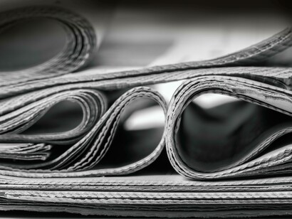 Pila di quotidiani: "La disinformazione più efficace tende a imitare i tratti dell’informazione attendibile. Raramente si presenta come qualcosa di evidentemente assurdo: è proprio questa somiglianza che la rende insidiosa"