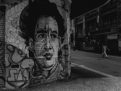 Arte de rua em porta de comércio no centro de São Paulo, Brasil