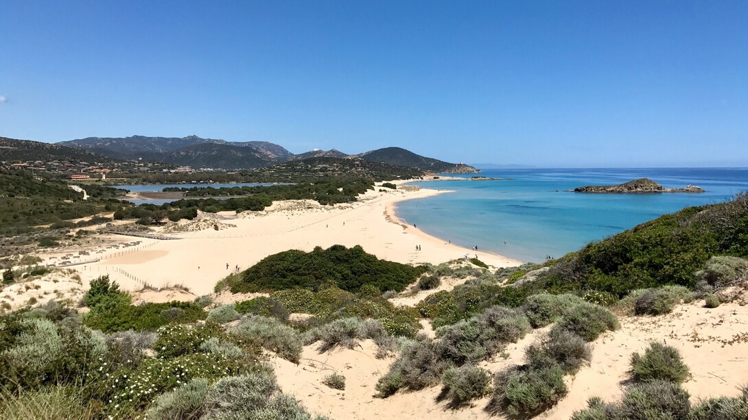 La Sardegna è un'isola italiana famosa per le sue spiagge dal mare cristallino e dai colori intensi