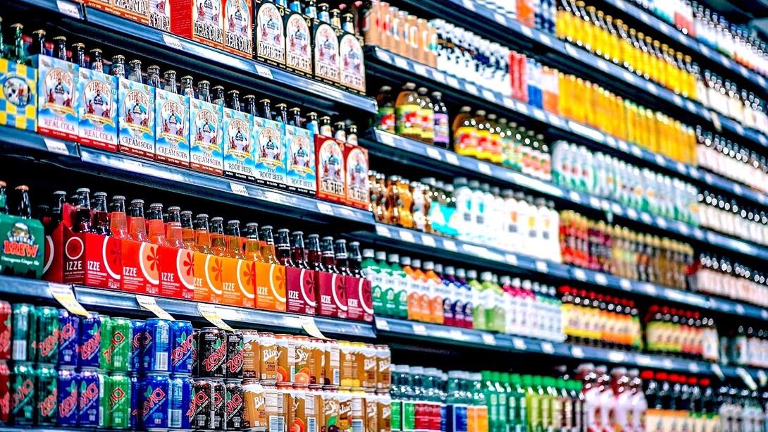 Refrigerantes e outras bebidas ultraprocessadas em prateleira