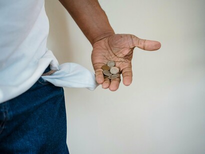 Homem se vê sem dinheiro. Vamos voltar ao Tigrinho e às apostas. Então, qual seria um nível seguro de risco para os jogos de azar? Uma maneira falsa de mitigar o risco é realizar apostas muito baixas, pois ao apostar pequenas quantidades, no longo prazo teremos uma corrosão gigantesca do patrimônio. Porém, o usuário perde essa percepção, pois são perdidas em pequenas frações o capital. O que são centavos, não é mesmo?