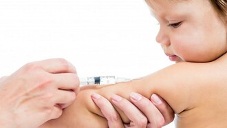 Un niño recibe una vacuna