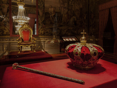 El panegírico también se refería al hijo, quien por su supuesto color de la sangre y tener un pene, había heredado el derecho a ponerse un número en letras romanas detrás de su nombre