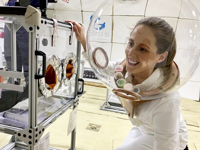 MIT Space Exploration Initiative | La ricercatrice sul Cibo nello spazio Maggie Coblentz che ha progettato il food helmet per mangiare a gravità zero  © Nicola Twilley