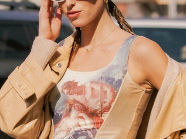 A fashion-forward street style look accented by Versace accessories, reflecting the house’s combination of glamour and empowerment