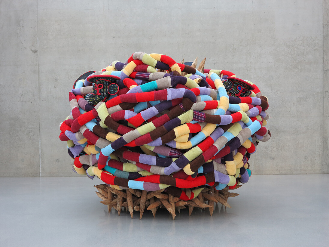 Pascale Marthine Tayou, Africonda – series, 2014 , Wash cloth, mask, dry hay, wood , Photo: Lorenzo Fiaschi, Courtesy : Galleria Continua, San Gimignano / Beijing / Les Moulins
