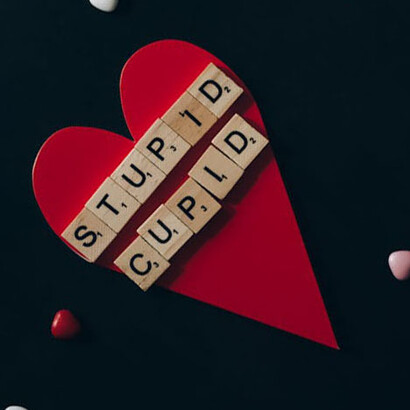 Corazon Cupido estúpido. Cuando alguien se apasiona por una mujer cree que es la más bella, la más venerable, la más extraordinaria