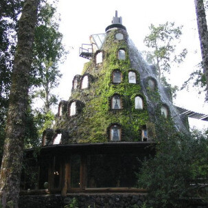 El Hotel Montaña Mágica en Huilo Huilo es un lodge con una icónica forma de montaña, con una cascada artificial en su fachada, que ofrece alojamiento inspirado en cuentos de hadas dentro de la Reserva Biológica Huilo Huilo, en la Patagonia chilena, Chile