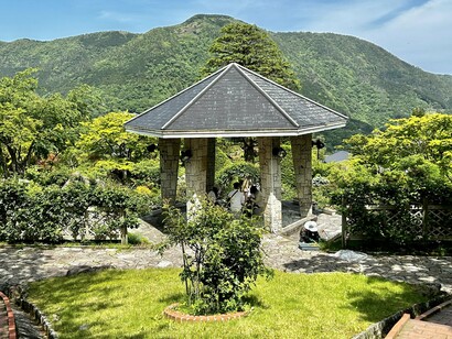 Bandstand atop a hill © Alma Reyes