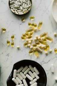 Suplementos alimentares. Os Lactobacillus podem também reforçar a eficácia anticancerígena através da modulação imunitária. No cancro da mama, o probiótico Lactobacillus plantarum promove a produção de butirato, que suprime a inflamação, e ajuda a formar um microbiota saudável. Isto inibe o crescimento do tumor. O Lactobacillus reuteri (L. reuteri) no melanoma, aumenta a eficácia da imunidade antitumoral através da secreção de um catabolito de triptofano dietético. A resposta imunitária antitumoral do L. reuteri pode ainda ser aumentada por uma dieta rica em triptofano