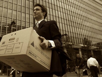 Un trabajador abandona portando sus efectos personales la sede de Lehman Brothers en Londres tras la quiebra del banco