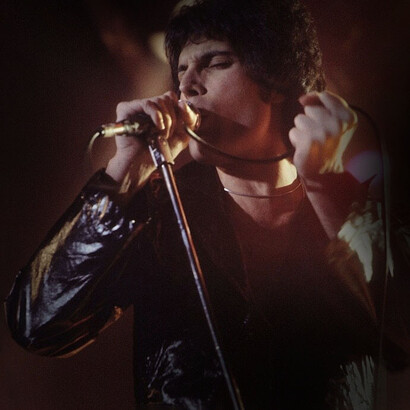 Freddie Mercury, (1977). Abiti di scena all'asta da Sotheby's. La mostra, terminata il 6 settembre in onore del compleanno dell’artista, ha celebrato la sua chiusura con la vendita all’asta dei 35 mila oggetti esposti