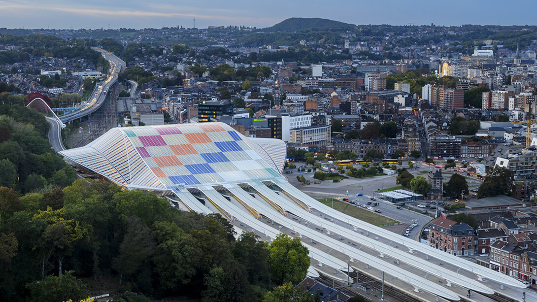 Daniel Buren, Comme tombées du ciel, les couleurs in situ et en mouvement, gare de Liège-Guillemins, Liège (Belgium), October 15 2022 - October 15 2023. Details © DB-ADAGP Paris. Courtesy of Lisson Gallery