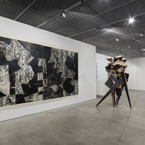 Mel Kendrick, Exhibition view. Courtesy of David Nolan Gallery