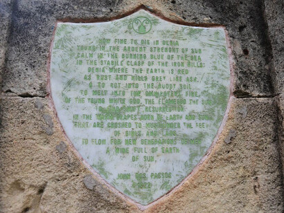 Placa fúnebre en que se encuentra inscrito un poema de Dos Passos, cementerio inglés de Denia