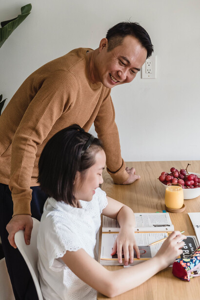 Pai ajuda a filha com lição de casa