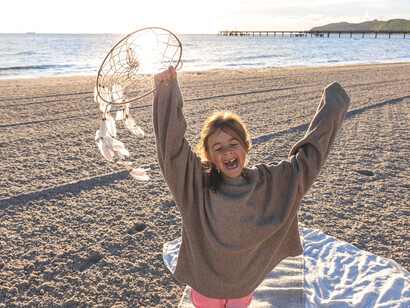 Niña con atrapamilagros y sueños jugando con sana alegría