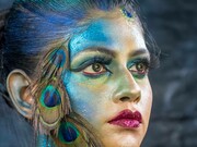 Ballerina di danza del pavone. La danza del pavone viene eseguita da ragazze vestite da pavone durante la festa del raccolto Thai Pongal negli stati indiani del Tamil Nadu e del Kerala, India