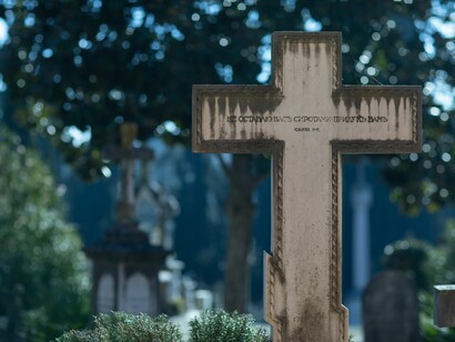 Cimitero agli Allori. Croce russa nella tomba della famiglia Olsufiev (I II 15-16). Ph Alessandro Moggi