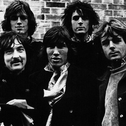 Aun así, la banda dejó huellas en la cultura pop que dialogan indirectamente con el cine, alimentando teorías y sincronías que resisten el paso del tiempo