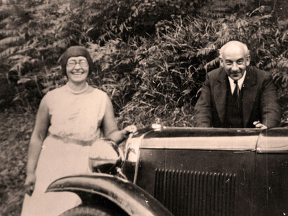 Victor Klemperer y su esposa, Eva, posan junto a su auto nuevo