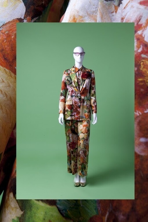Laura Biagiotti,
Collezione Primavera/Estate 2014,
Tailleur in satin di seta,
Courtesy Laura Biagiotti
