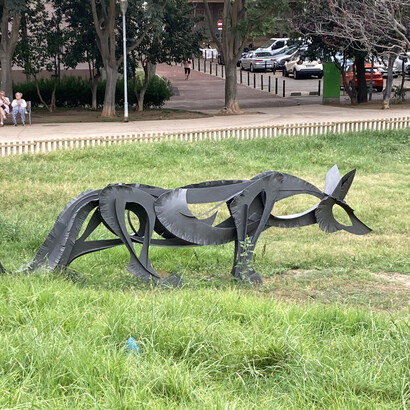 Escultura de de un zorro de hierro en el parque «La Guineueta» en Barcelona, España